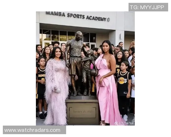 科嫂瓦妮莎携大女儿娜塔莉亚现身湖人主场观看赛季揭幕战惊艳全场